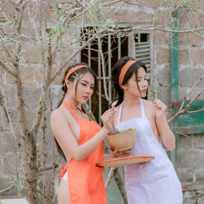 2 cô gái sexy - quyến rũ trong thung thũng với yếm 071