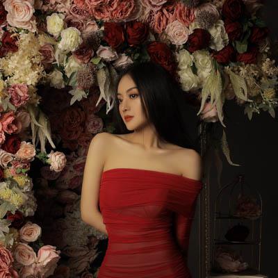 Cô gái xinh đẹp và Hoa 09