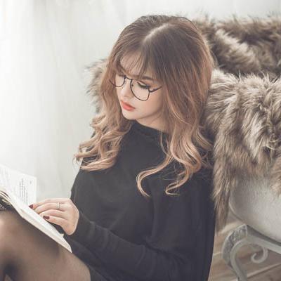 Cô gái xinh đẹp đeo kính trong váy đen 15