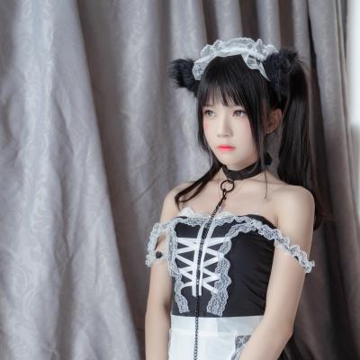 Black cat shaking 77