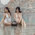2 cô gái sexy - quyến rũ trong thung thũng với yếm 108