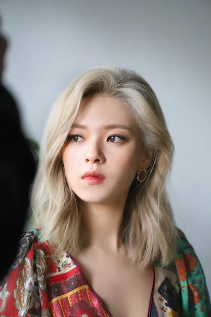 TWICE - 9th Mini Album “MORE & MORE” Jacket Shooting – photo 12