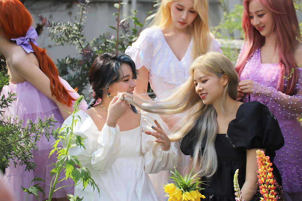 TWICE - 9th Mini Album “MORE & MORE” Jacket Shooting – photo 28