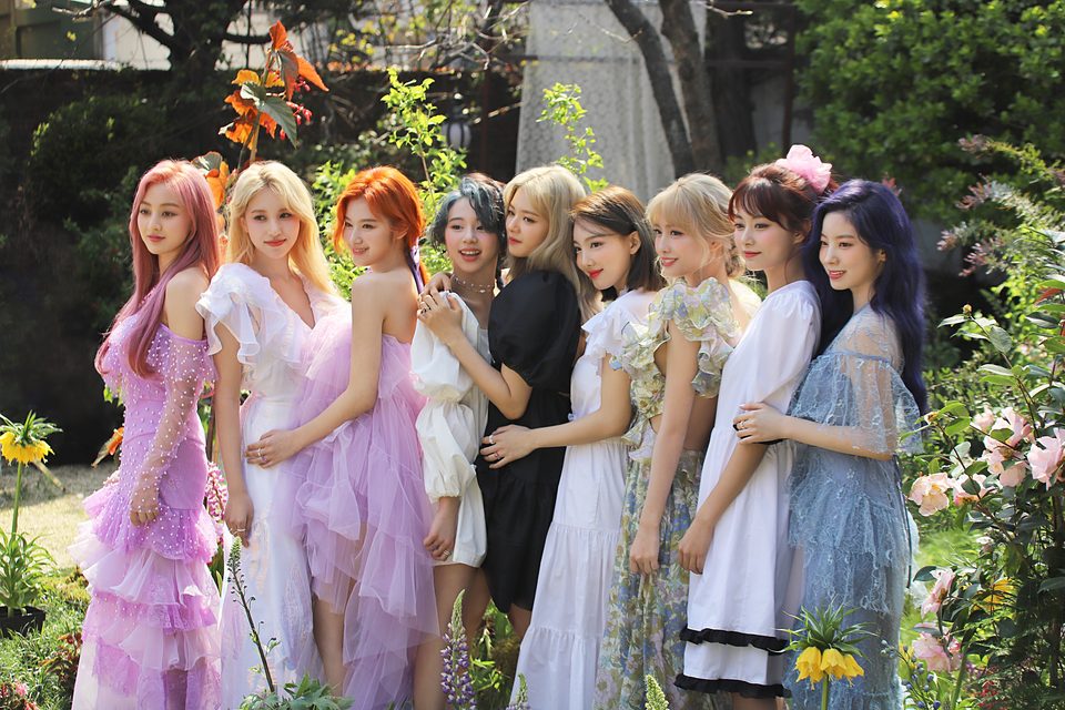 TWICE - 9th Mini Album “MORE & MORE” Jacket Shooting – photo 30