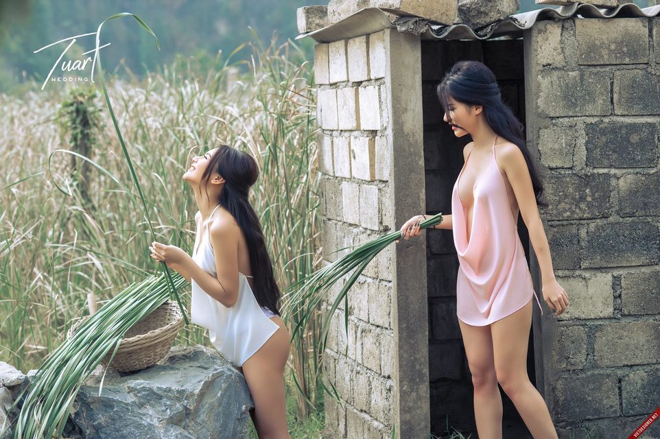 2 cô gái sexy - quyến rũ trong thung thũng với yếm – photo 59