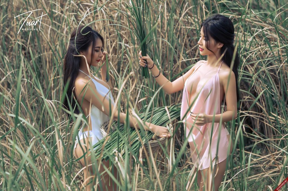 2 cô gái sexy - quyến rũ trong thung thũng với yếm – photo 103