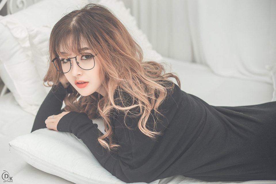 Cô gái xinh đẹp đeo kính trong váy đen – photo 1