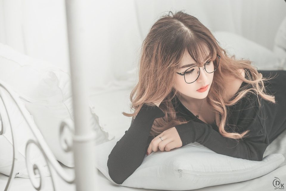 Cô gái xinh đẹp đeo kính trong váy đen – photo 2