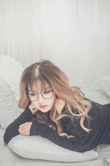Cô gái xinh đẹp đeo kính trong váy đen – photo 3