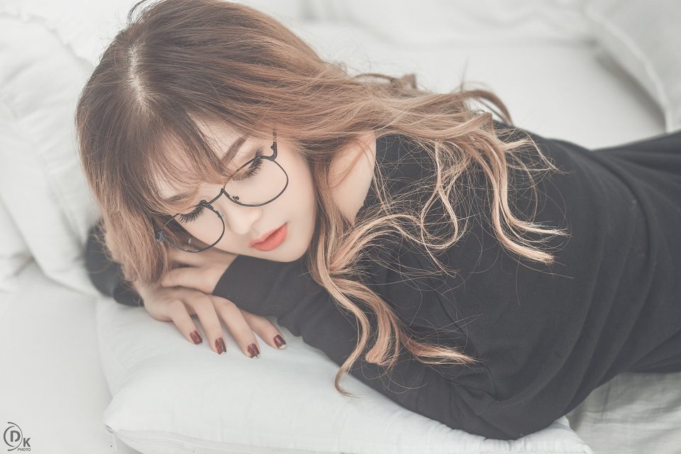 Cô gái xinh đẹp đeo kính trong váy đen – photo 4