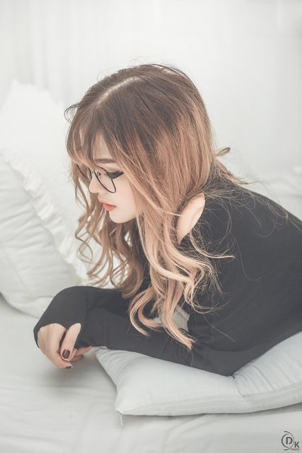 Cô gái xinh đẹp đeo kính trong váy đen – photo 5