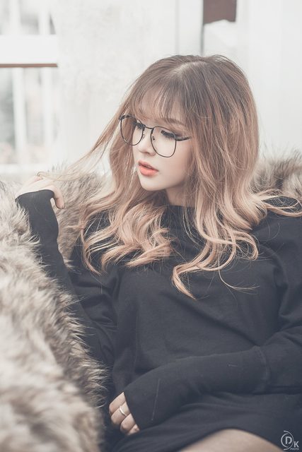 Cô gái xinh đẹp đeo kính trong váy đen – photo 6