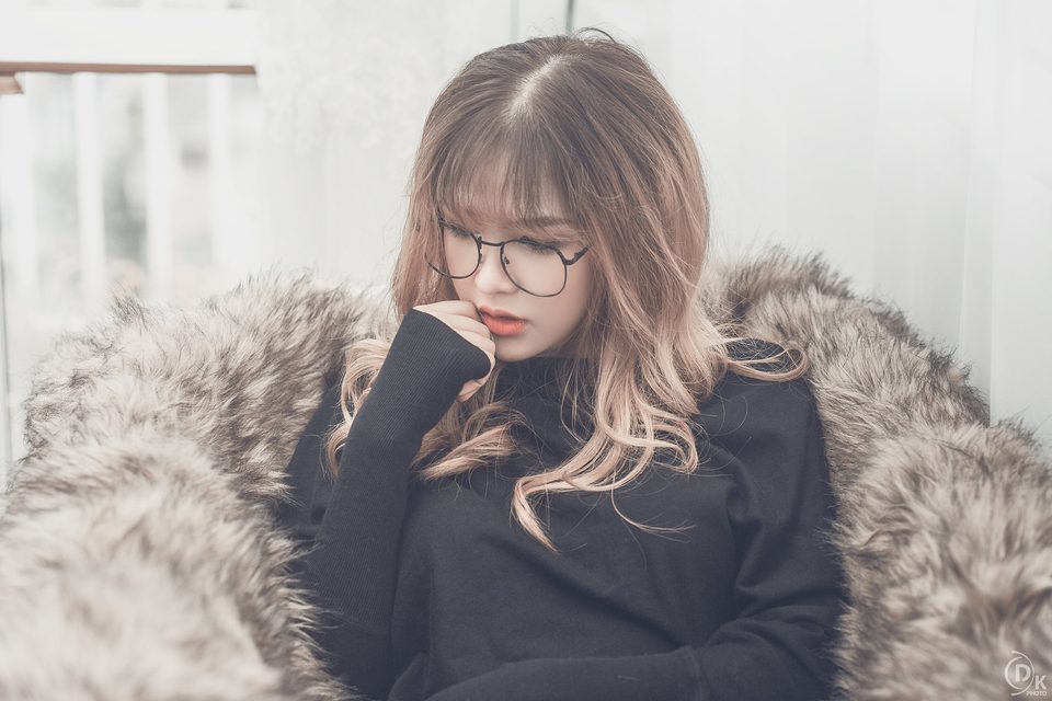 Cô gái xinh đẹp đeo kính trong váy đen – photo 7