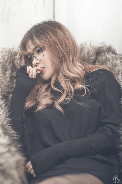 Cô gái xinh đẹp đeo kính trong váy đen – photo 8
