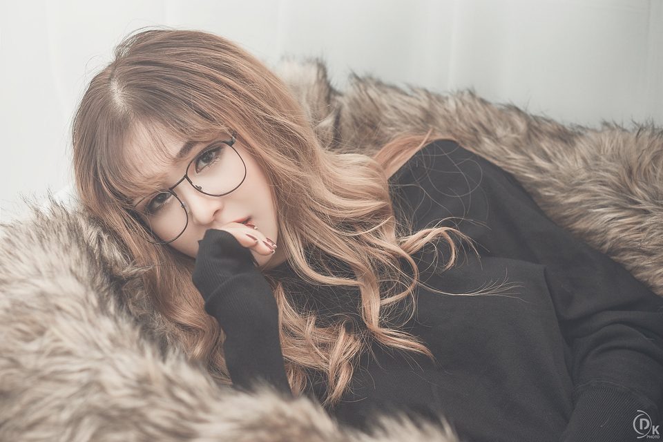 Cô gái xinh đẹp đeo kính trong váy đen – photo 9