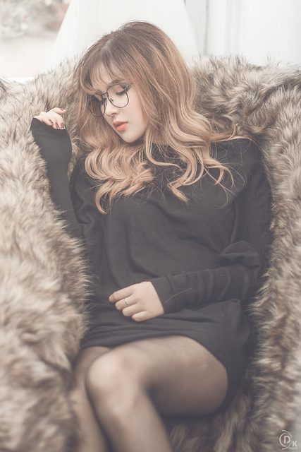 Cô gái xinh đẹp đeo kính trong váy đen – photo 10
