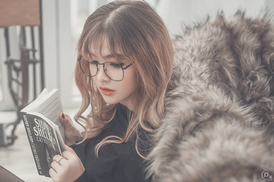 Cô gái xinh đẹp đeo kính trong váy đen – photo 11