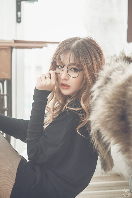 Cô gái xinh đẹp đeo kính trong váy đen – photo 14