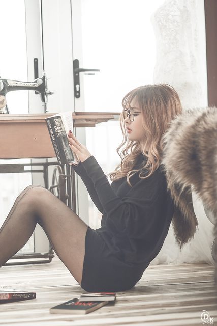 Cô gái xinh đẹp đeo kính trong váy đen – photo 16