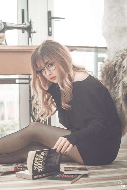 Cô gái xinh đẹp đeo kính trong váy đen – photo 17