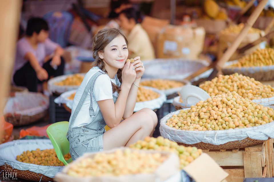 Gái xinh bên giỏ cà chua – photo 1