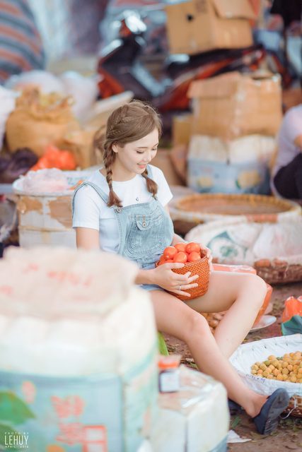 Gái xinh bên giỏ cà chua – photo 2