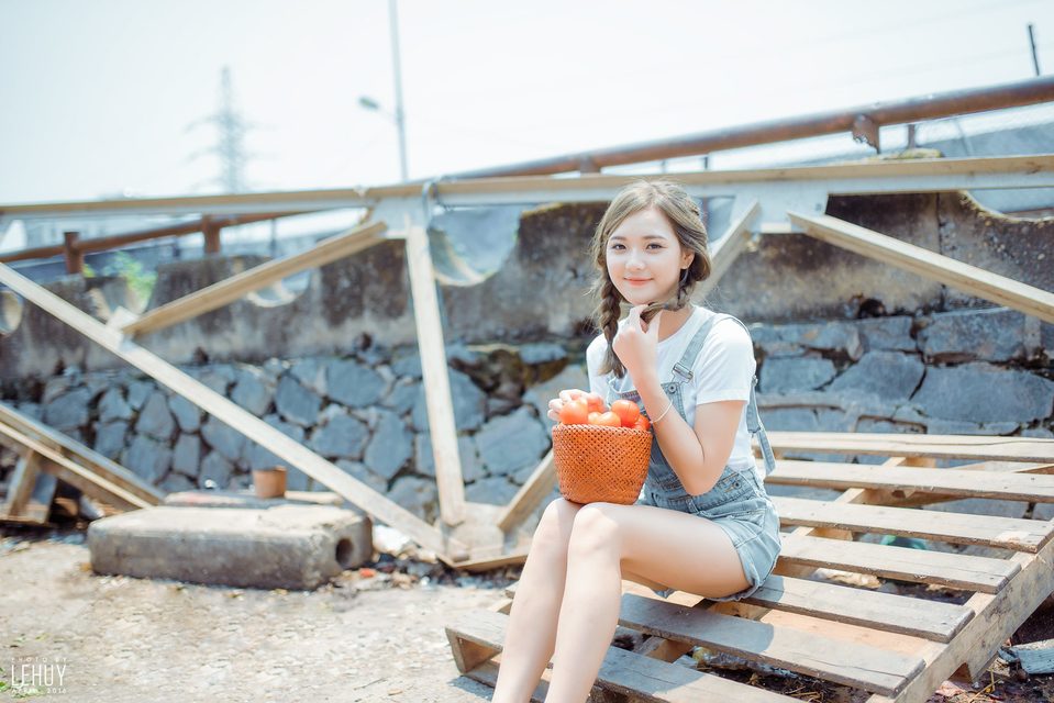 Gái xinh bên giỏ cà chua – photo 3