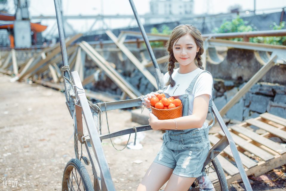 Gái xinh bên giỏ cà chua – photo 4