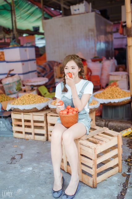 Gái xinh bên giỏ cà chua – photo 8