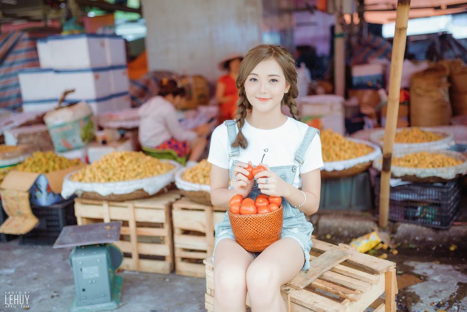 Gái xinh bên giỏ cà chua – photo 9