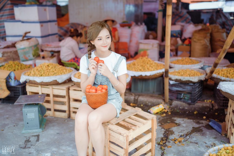 Gái xinh bên giỏ cà chua – photo 10
