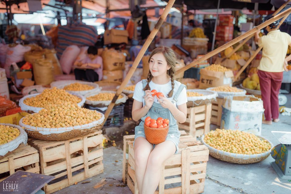 Gái xinh bên giỏ cà chua – photo 11