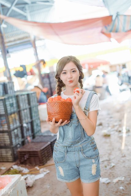 Gái xinh bên giỏ cà chua – photo 12
