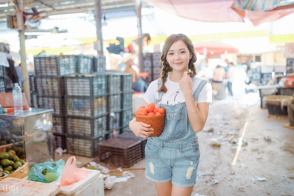 Gái xinh bên giỏ cà chua – photo 13