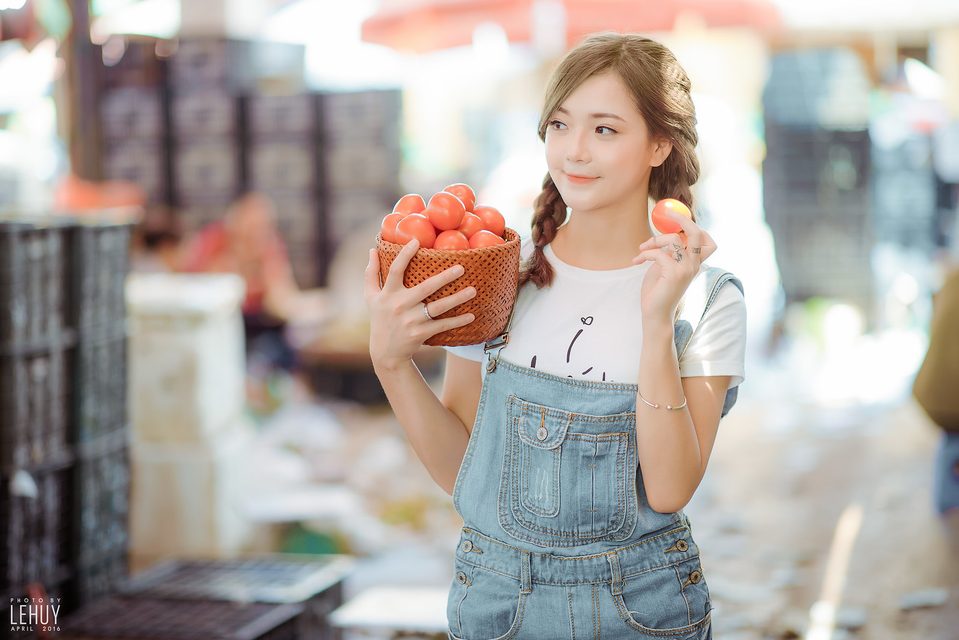 Gái xinh bên giỏ cà chua – photo 15