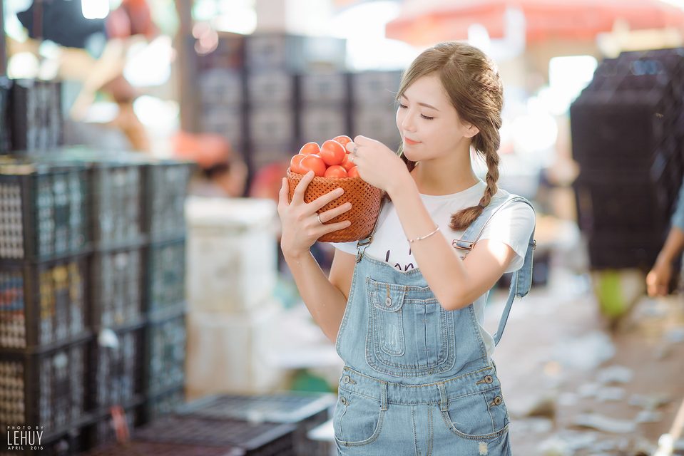 Gái xinh bên giỏ cà chua – photo 16