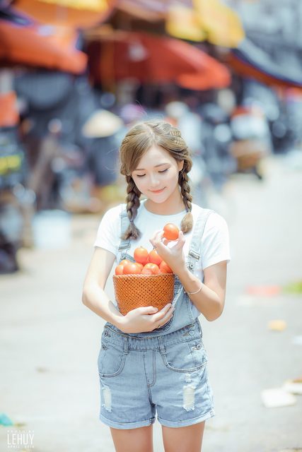 Gái xinh bên giỏ cà chua – photo 26