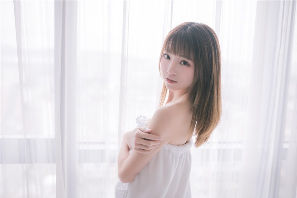 Cô Gái Quyến Rũ Trong Khăn Tắm - 纯白浴巾 – photo 1