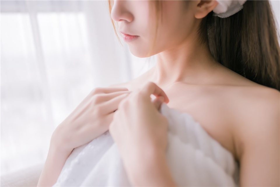 Cô Gái Quyến Rũ Trong Khăn Tắm - 纯白浴巾 – photo 18