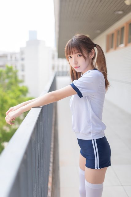Mặc Đồ Thể Dục Trước Lớp Học - 在教室门前穿体操服 – photo 1