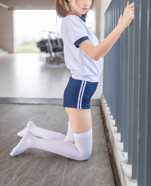 Mặc Đồ Thể Dục Trước Lớp Học - 在教室门前穿体操服 – photo 3