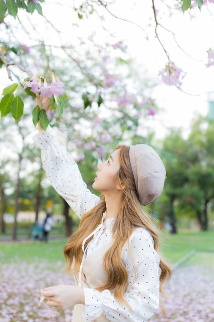 Nilawan Iamchuasawad   Beautiful girl in the flower field – ảnh 1