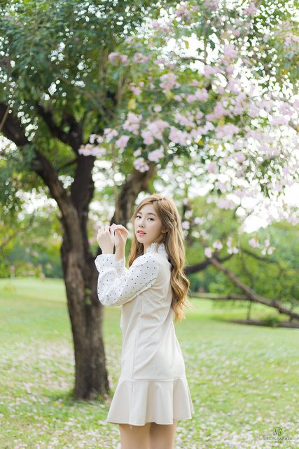 Nilawan Iamchuasawad   Beautiful girl in the flower field – ảnh 2