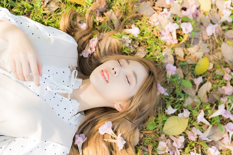 Nilawan Iamchuasawad   Beautiful girl in the flower field – ảnh 21