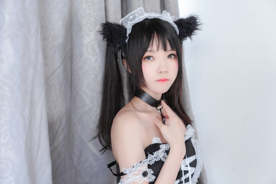 Black cat shaking – photo 2