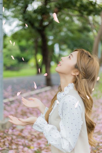 Nilawan Iamchuasawad   Beautiful girl in the flower field – ảnh 13