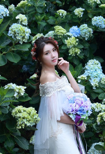 Beautiful Bride and Hydrangea Flowers – photo 10
