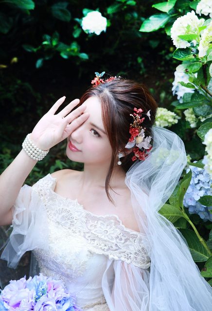 Beautiful Bride and Hydrangea Flowers – photo 33