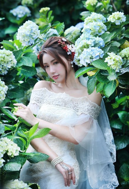 Beautiful Bride and Hydrangea Flowers – photo 47
