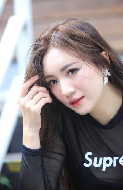Pretty and Vivid Showgirl – ảnh 2